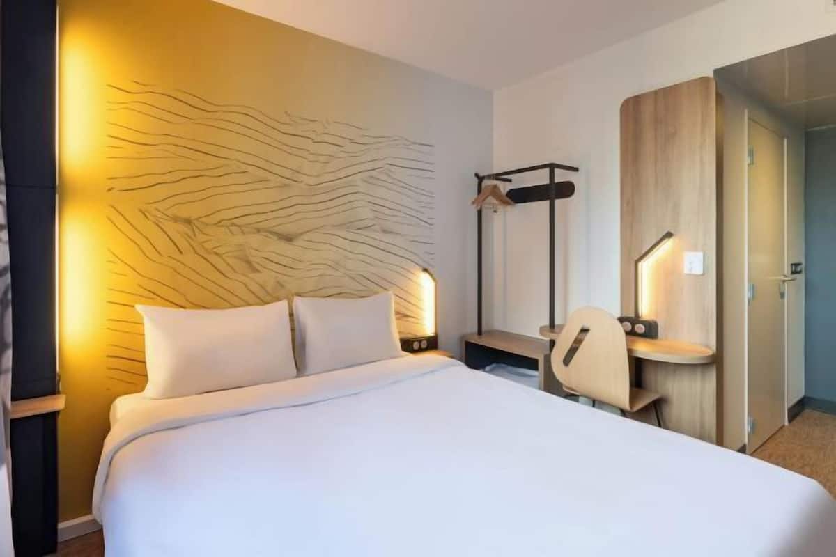 Een bureau, gratis wifi, beddengoed