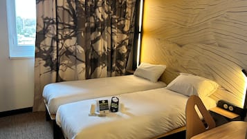 Twin Room, Non Smoking | Desk, free WiFi, bed sheets