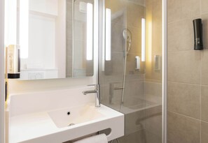Shower, towels, soap, shampoo - B&B HOTEL Massieux Genay (Genay)