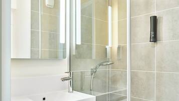 Douche, serviettes fournies, savon, shampoing
