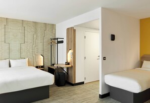 Vierbettzimmer, Nichtraucher | Schreibtisch, kostenloses WLAN, Bettwäsche