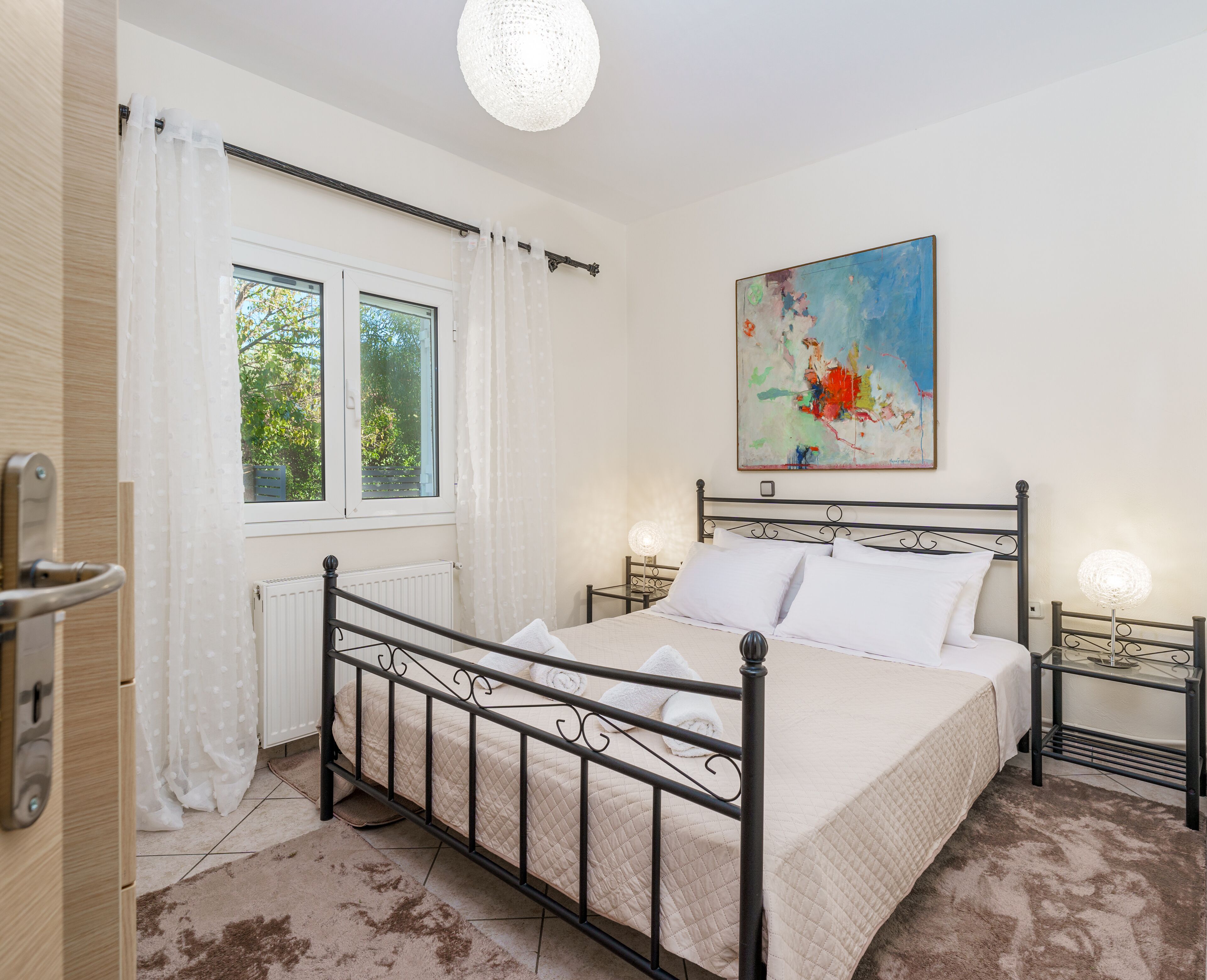 5 bedrooms, desk, soundproofing, iron/ironing board