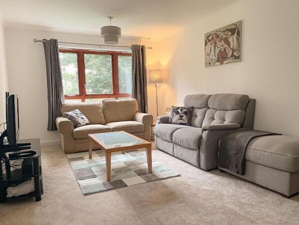 TV - Spacious, central and newly decorated apartment (Edinburgh)