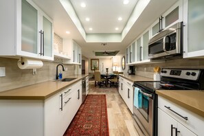 Fridge, microwave, oven, stovetop - CASA MERLOT-Anasazi Village-Ground floor beautiful condo steps away from Pool. (Phoenix)