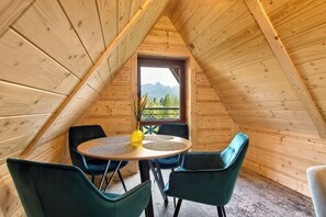 Apartamento clásico, 2 habitaciones, cocina básica, vistas a la montaña | 1 dormitorio, wifi gratis, ropa de cama