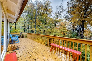 Terrace/patio - Updated retreat next to the slopes with resort amenities, fireplace, and grill (Beech Mountain)