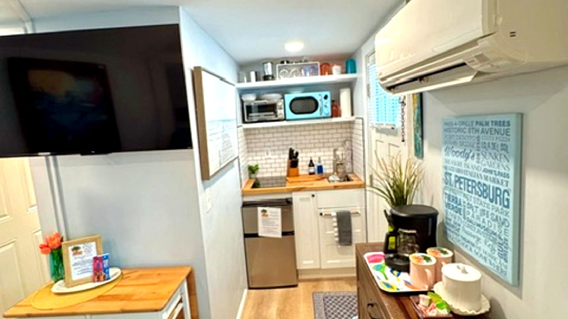 Kühlschrank, Mikrowelle, Herdplatte, Wasserkocher mit Kaffee-/Teezubehör