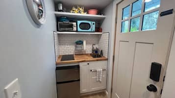 Kjøleskap, mikrobølgeovn, kokeplater og kaffetrakter/tekoker