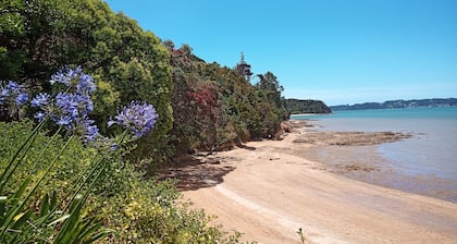 Absolute beachfront "Waimiro" Paihia
