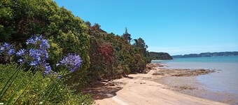 Absolute beachfront "Waimiro" Paihia