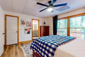 3 bedrooms, Internet, bed sheets - Secluded bohemian cabin with front porch, hot tub, and resort amenities (Ellijay)