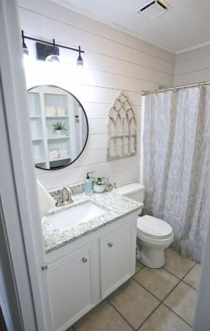 Hair dryer, towels, soap, shampoo - Happy Home Away From Home Close to Reservoir (Brandon)