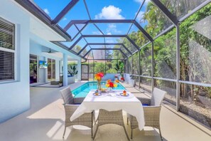 屋外ダイニングエリア