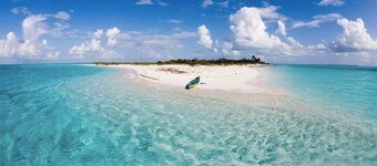 4BR Beach House ★ Private Pool ★ Minutes to Beach