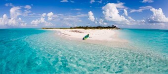 4BR Beach House ★ Private Pool ★ Minutes to Beach