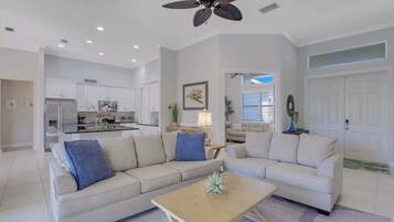 Televisie, boeken en een kantoor