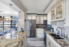 Køleskab, mikrobølgeovn, ovn, kogeplade