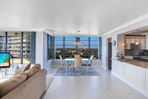 TV - Beachfront South Seas Remodeled Paradise! (Marco Island)