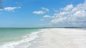 Una playa cerca