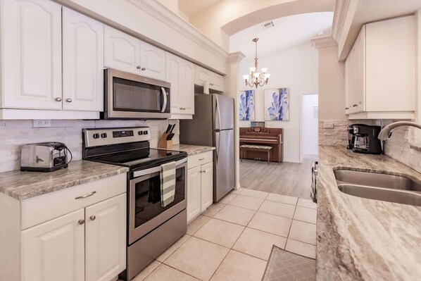 ثلاجة، ميكروويف، فرن، موقد طهي مسطح