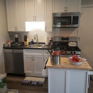 Køleskab, mikrobølgeovn, ovn, kogeplade