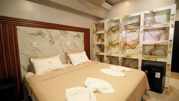 Quarto casal luxo | Escrivaninha, espaço de trabalho para notebook