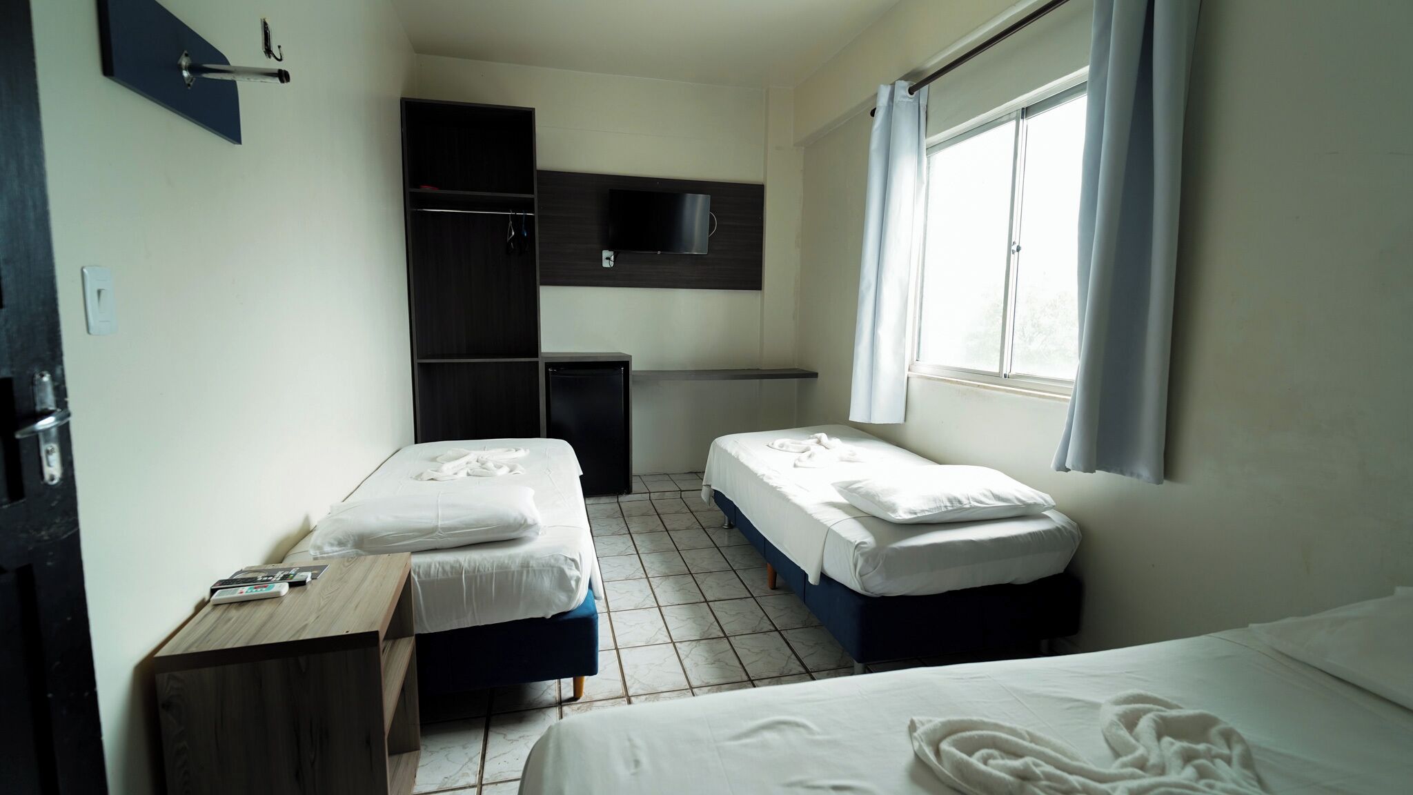 Triple Room | Desk, laptop workspace, iron/ironing board, bed sheets