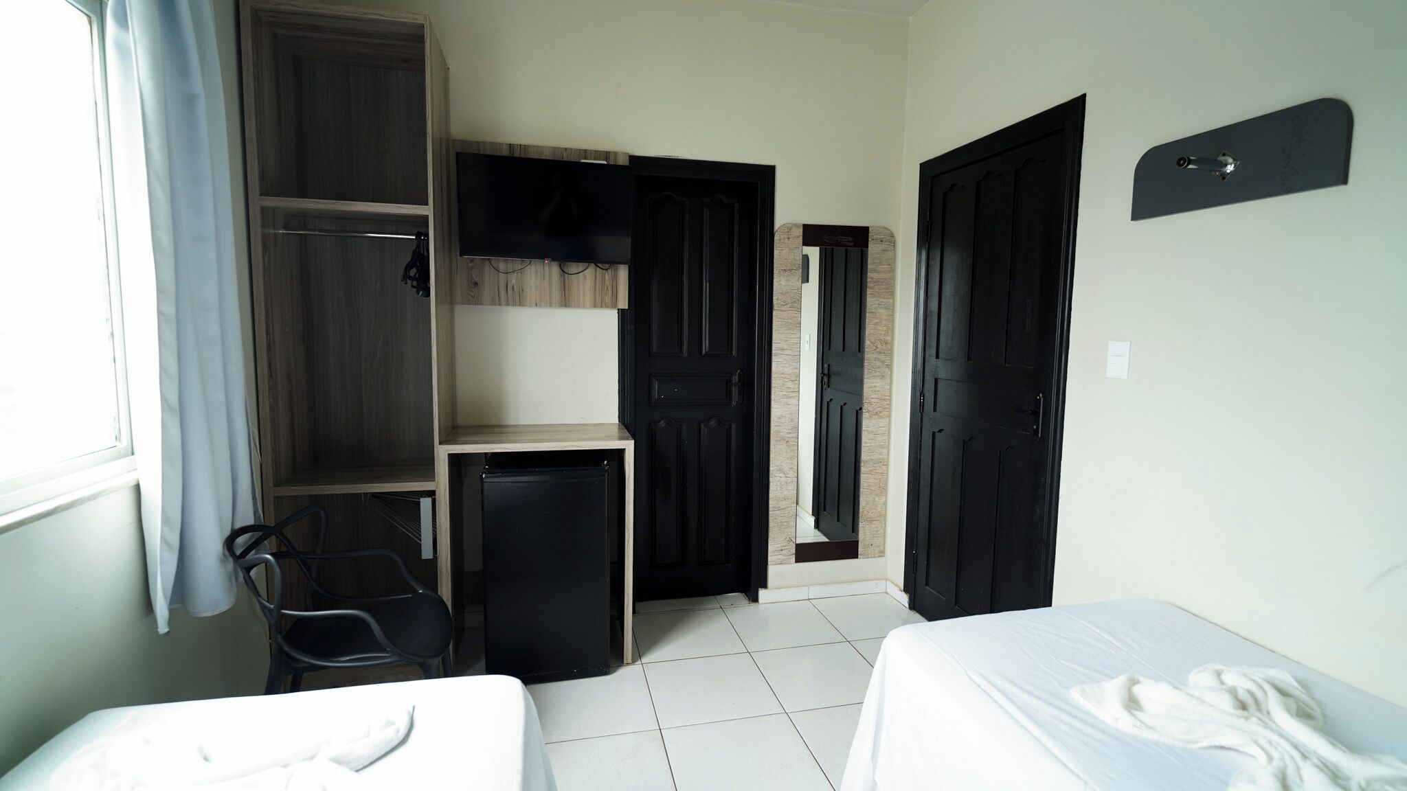 Standard Twin Room | Desk, laptop workspace, iron/ironing board, bed sheets