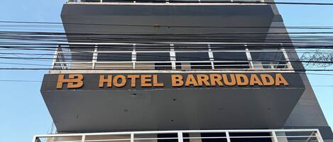 Vista frontal de la propiedad