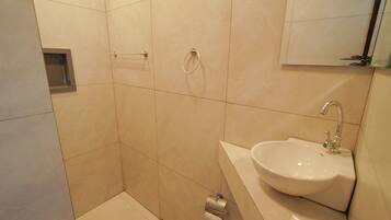 Regadera, toallas, jabón, papel de baño