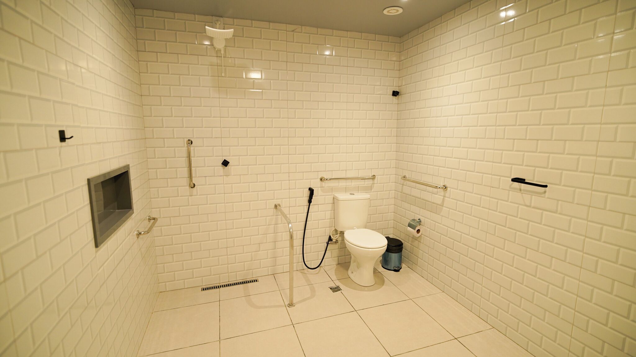 Quarto casal luxo | Banheiro | Chuveiro, toalhas de banho, sabonete, papel higiênico