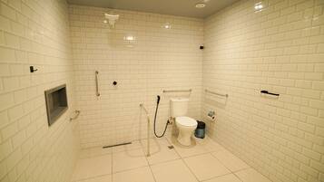 Quarto casal luxo | Banheiro | Chuveiro, toalhas de banho, sabonete, papel higiênico