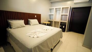 Quarto casal luxo | Escrivaninha, espaço de trabalho para notebook