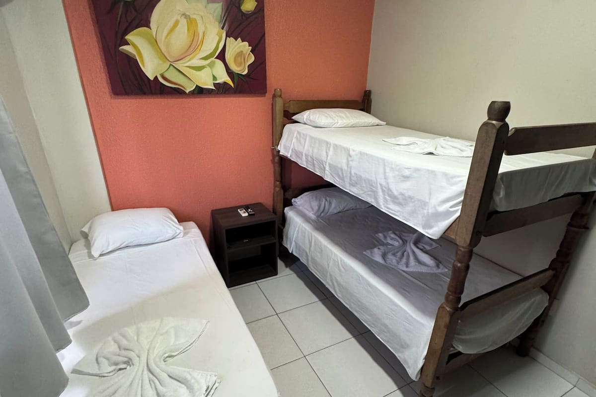 Escritorio y espacio para trabajar con un portátil