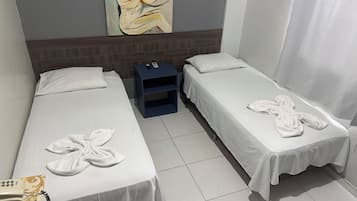 Standard-Zweibettzimmer | Schreibtisch, laptopgeeigneter Arbeitsplatz, Bügeleisen/Bügelbrett