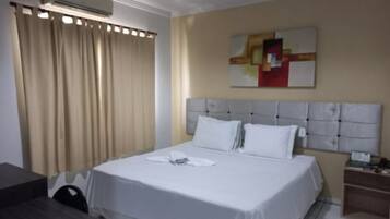 Schreibtisch, laptopgeeigneter Arbeitsplatz, Bügeleisen/Bügelbrett