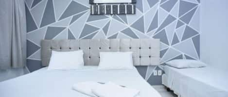 Luxury Triple Room | Iron/ironing board, bed sheets