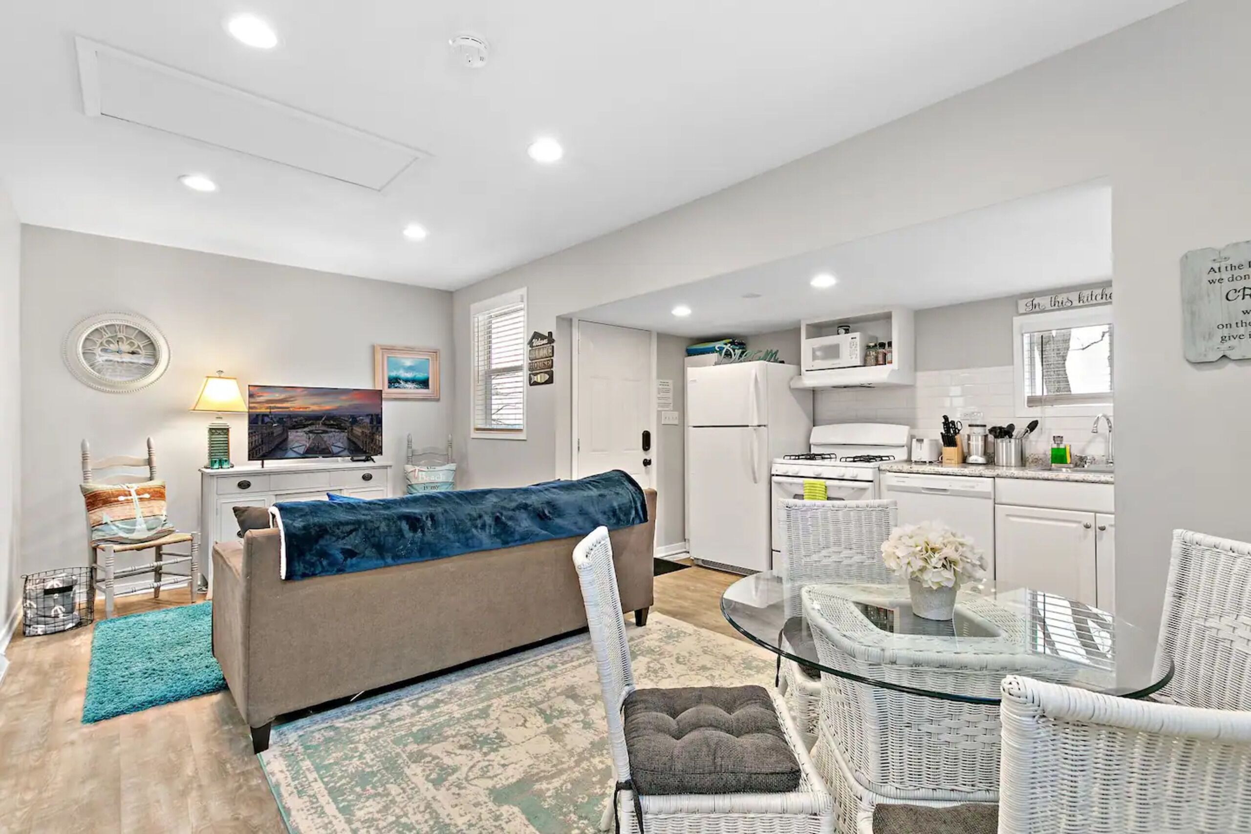 Charming Lake Cottage ★ Queen Bed ★ Chain O Lakes