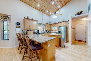 Frigorífico, microondas, horno y placa de cocina