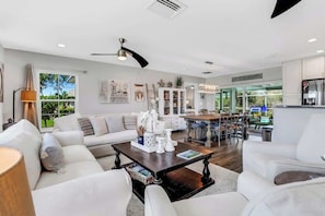 TV, offices - Inviting Lakeview Home l Pool l Close to Beaches (Marco Island)