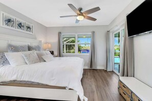 3 bedrooms, iron/ironing board, travel crib, WiFi - Inviting Lakeview Home l Pool l Close to Beaches (Marco Island)