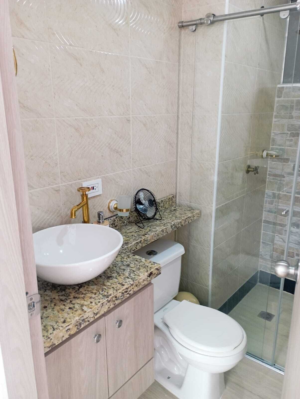 Asciugamani, sapone, carta igienica