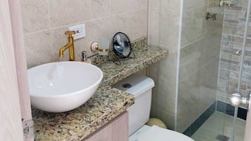 Asciugamani, sapone, carta igienica