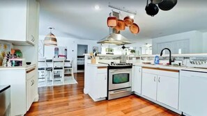 Køleskab, mikrobølgeovn, ovn, kogeplade