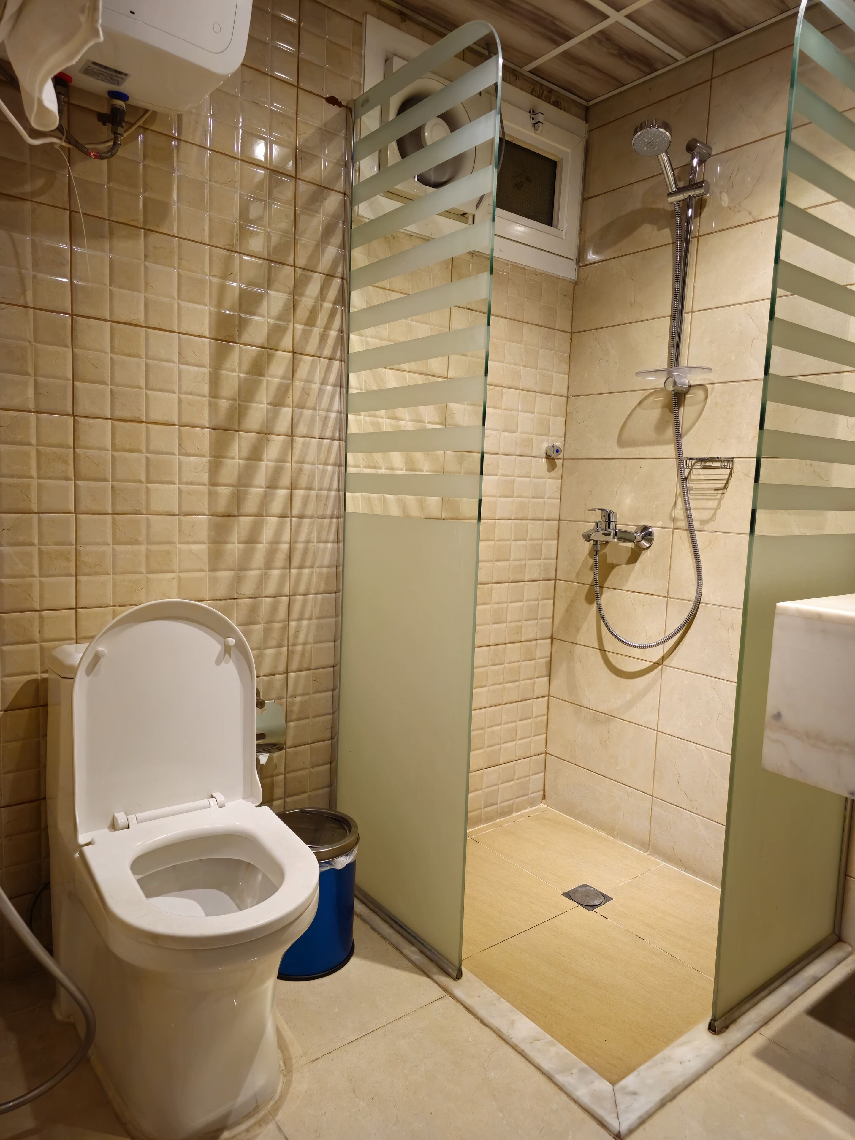 economy twin room | bathroom | separate bathtub and shower, rainfall showerhead, hair dryer, slippers