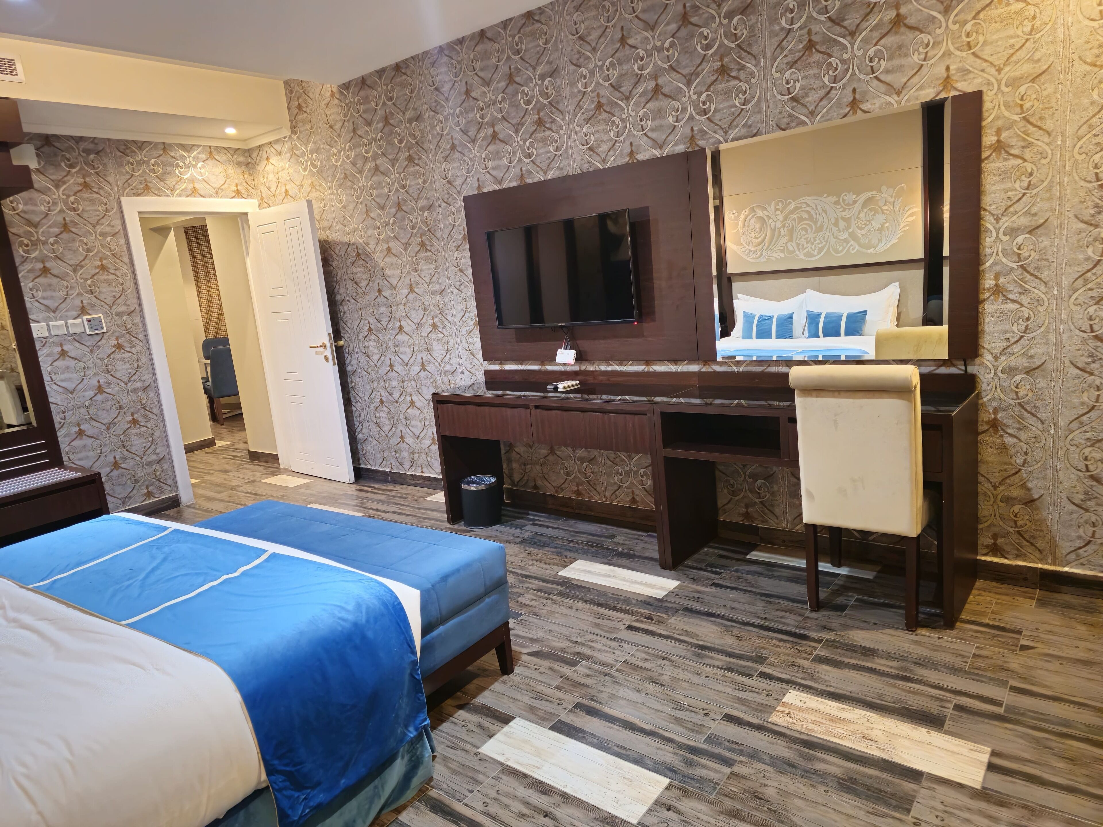 junior suite, 1 king bed | premium bedding, pillow-top beds, in-room safe, blackout curtains