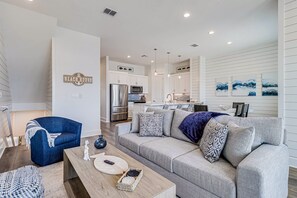 TV - Three-story townhouse with a balcony, two living areas, & a washer/dryer (Port Aransas)