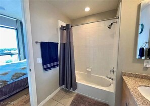 Haartrockner, Handtücher, Toilettenpapier