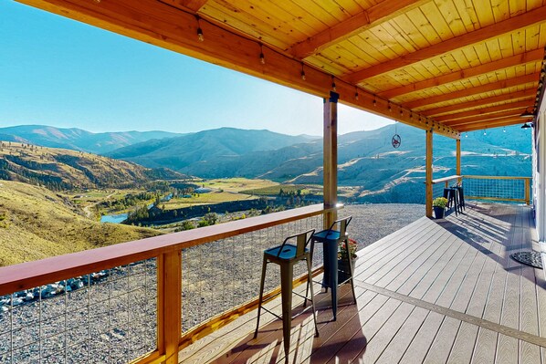 Terrace/patio - Methow River Ranch home with river access & beautiful deck - dog-friendly (Methow)