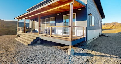 Methow River Ranch home with river access & beautiful deck - dog-friendly